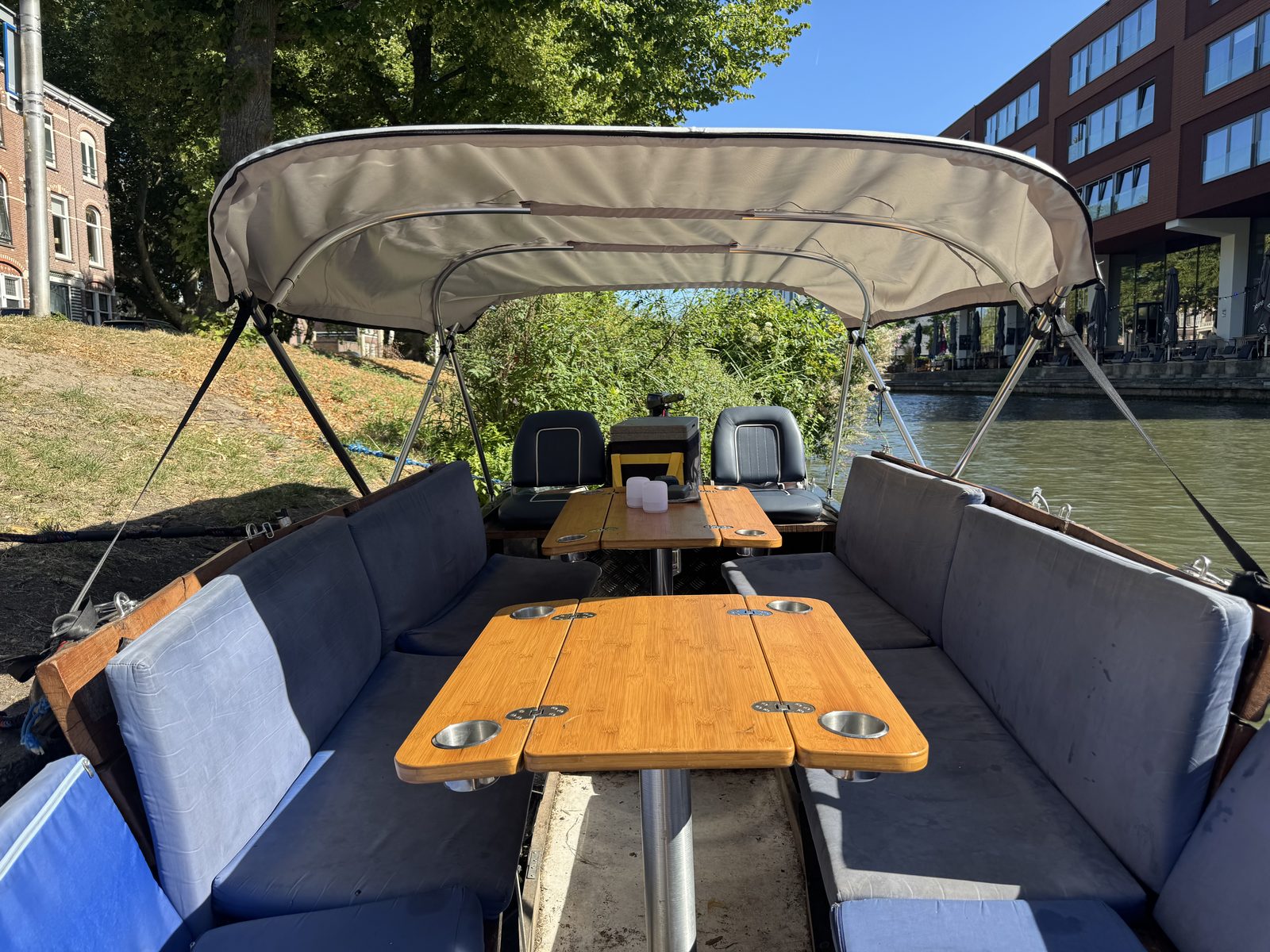 Blick aus dem Inneren des Bootes mit dem Bimini-Verdeck über den Sitzplätzen