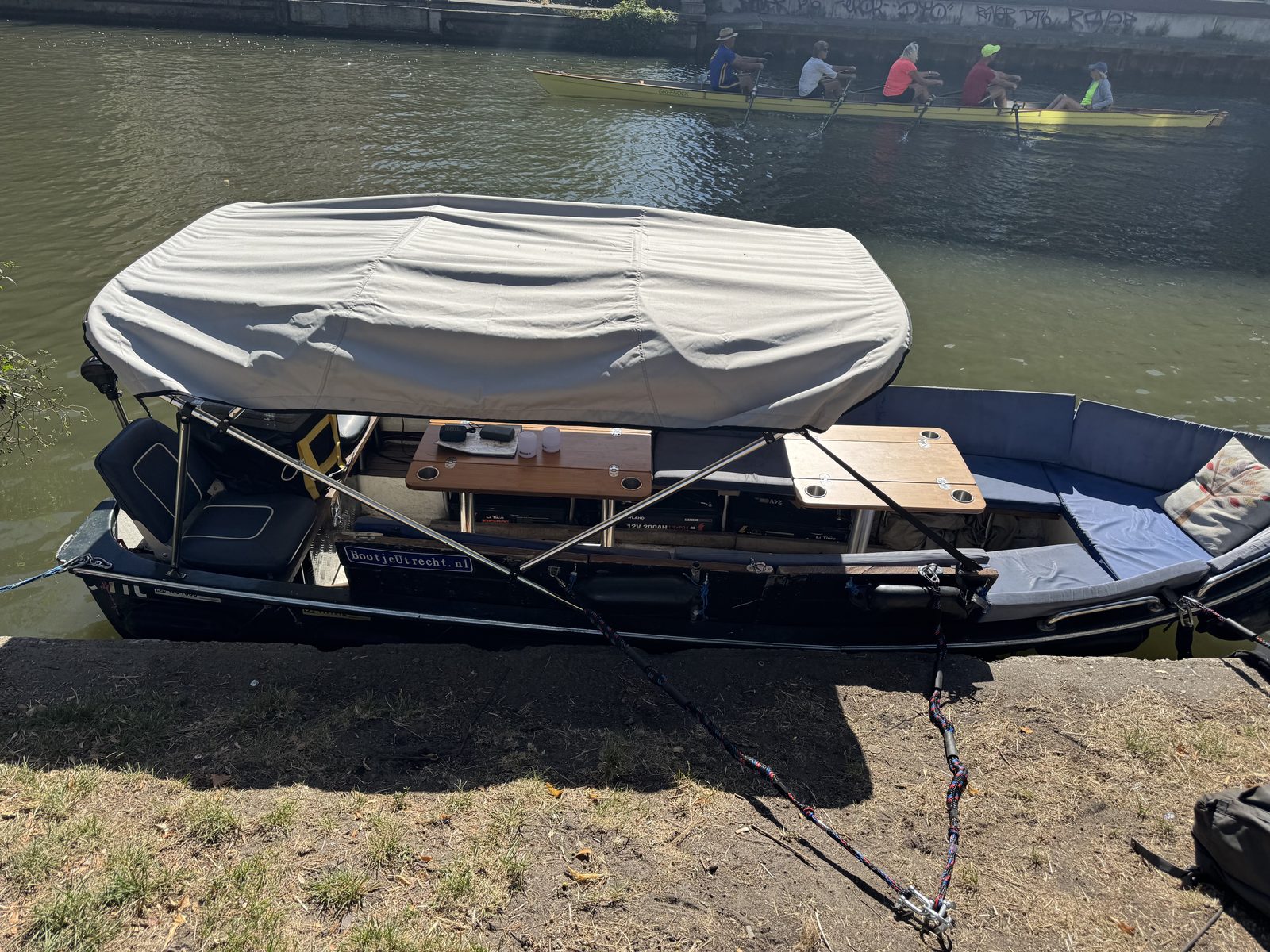 Das Bimini-Verdeck bedeckt das Boot vollständig, von oben gesehen